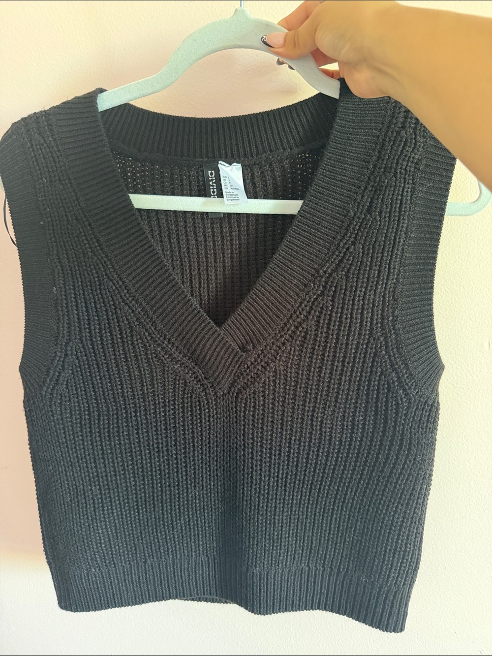 H&M Black V-Neck Ribbed Knit Sweater Vest